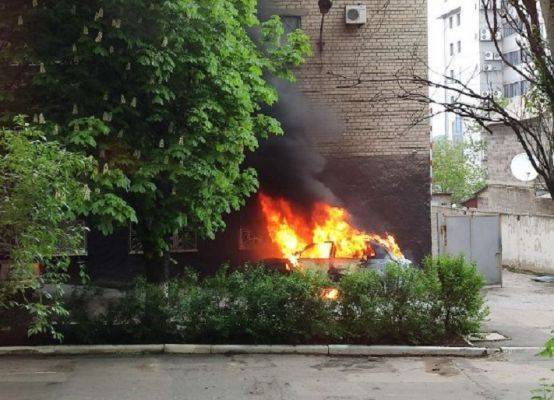В Донецке у райотдела полиции сгорел автомобиль