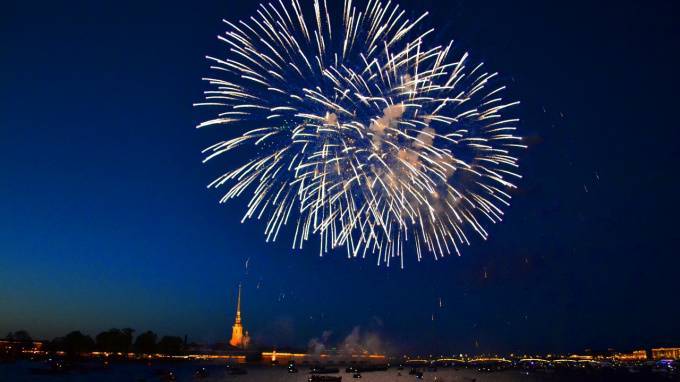 Петербуржцам рекомендовали смотреть праздничный салют 9 мая из окон квартиры