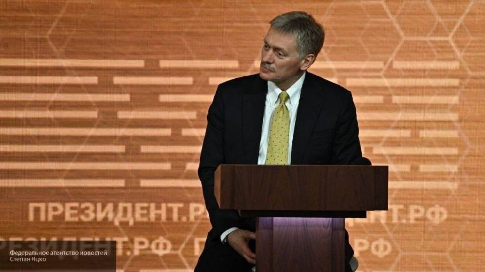 Песков заявил, что тема открытия границ РФ пока не рассматривается