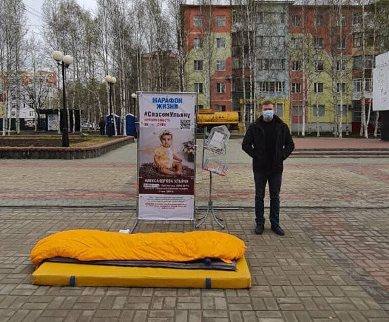 Депутат “Единой России” почти неделю спит на улице и голодает, добиваясь лечения девочки с СМА