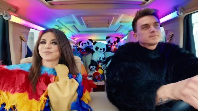 Анна Плетнева и Влад Топалов сняли клип в образах Панды и Попугая