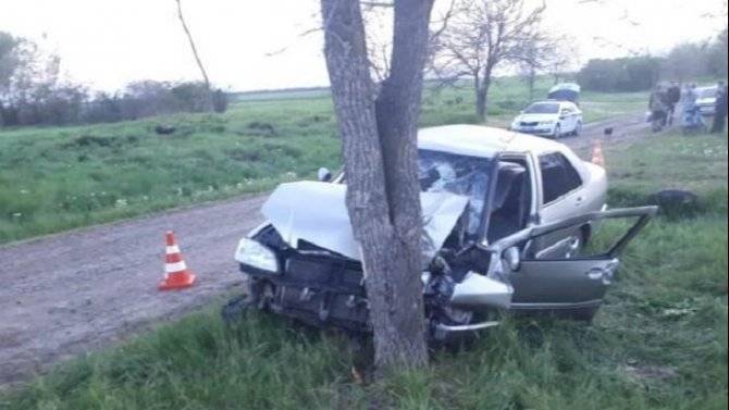 В Белоглинском районе машина врезалась в дерево – пострадали трое