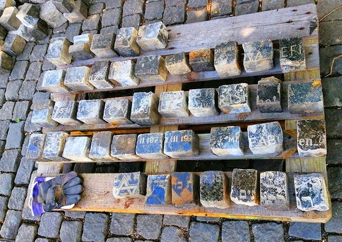 В центре Праги обнаружили брусчатку из еврейских надгробий
