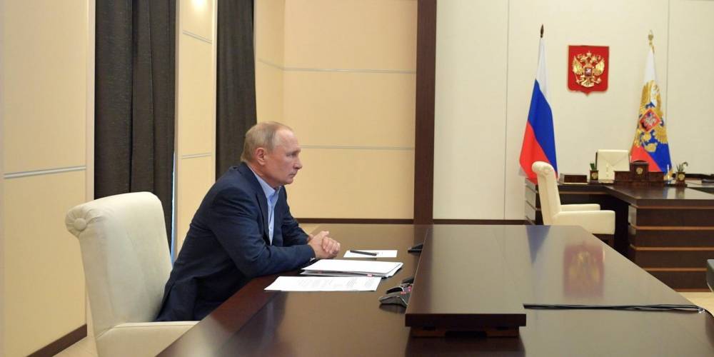 Путин поручил Минтруда поддержать работников соцучреждений