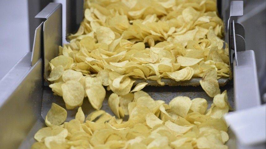 Россияне стали чаще покупать «ядовитые» чипсы