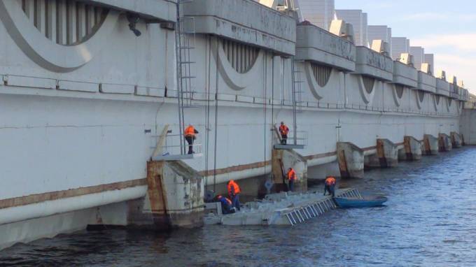 В Петербурге подводную часть дамбы готовят к ремонту