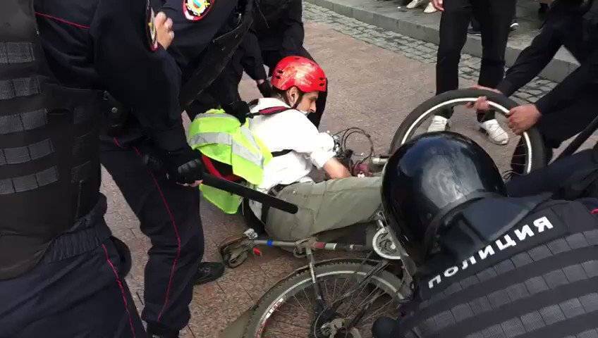 Избитый на летней акции протеста велосипедист обратился с жалобой в ЕСПЧ