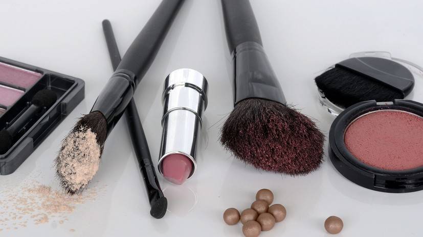 В Ассоциации производителей парфюмерии рассказали о падении продаж декоративной косметики