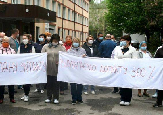 Украинские медики так и не дождались обещанных надбавок за март