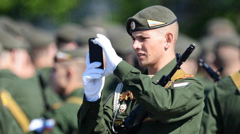 Путин внёс в устав запрет на гаджеты военным во время службы