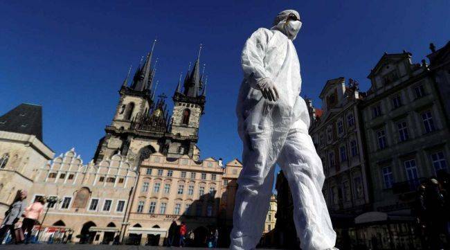 В Чехии решили сохранить режим обязательного ношения масок