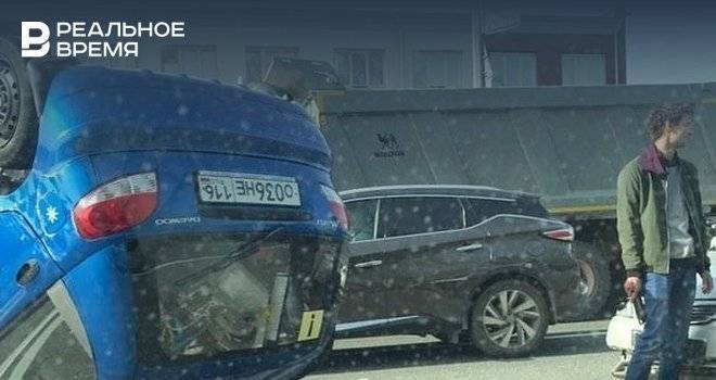 Авария с перевернутым авто привела к серьезной пробке на въезде в Казань