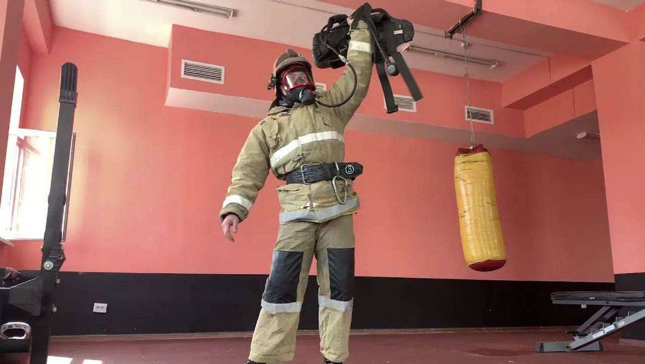 Челлендж ко Дню защитника Отечества: Пожарные Алматы выполняют силовые упражнения в спецодежде