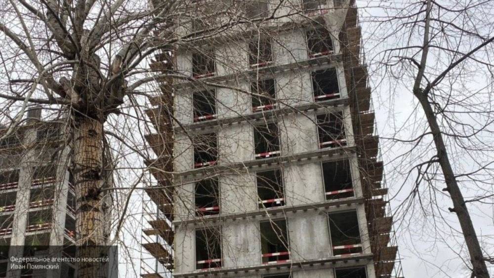 Один человек погиб при обрушении строящейся многоэтажки в Петербурге