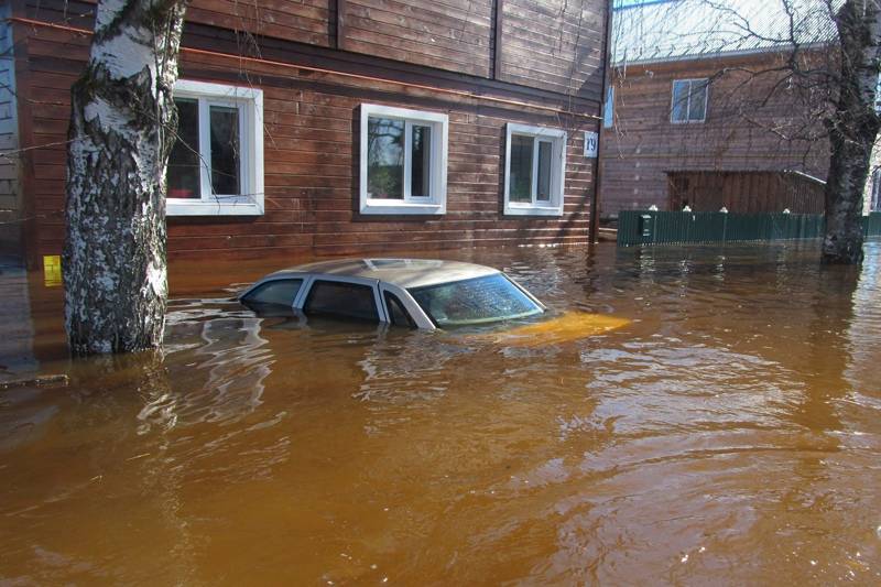 Затоплены дороги и мосты: жители Вологодской области пострадали из-за паводка