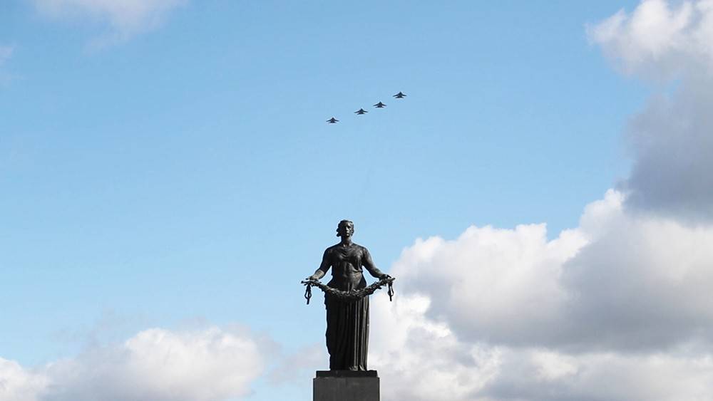 Подготовку воздушного парада Победы в городах России сняли на видео