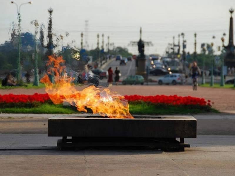 В Петербурге женщина потушила вечный огонь газировкой