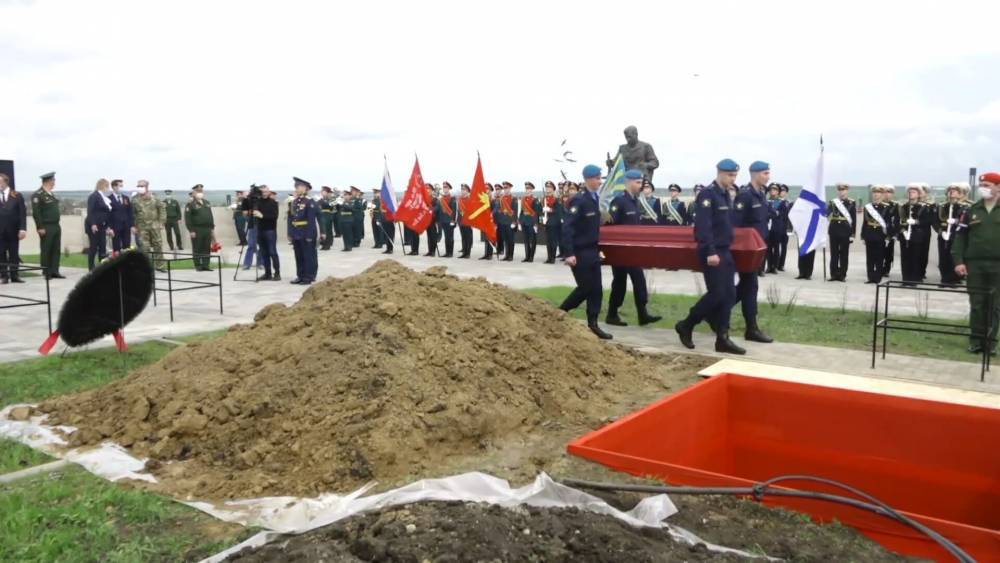 Под Таганрогом перезахоронили останки погибших во время ВОВ солдат.