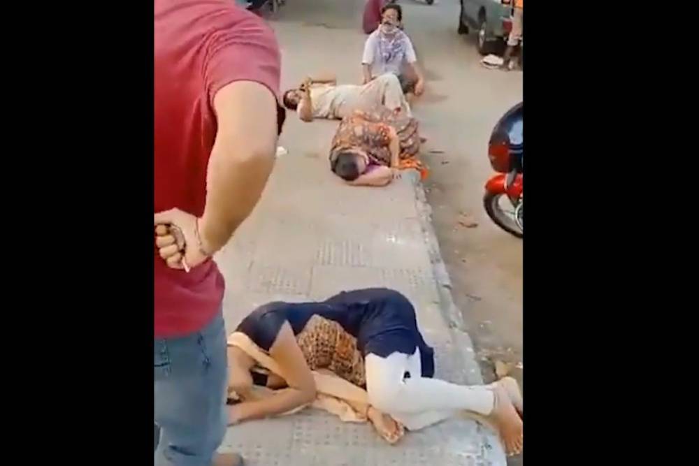 Появилось видео с падающими на улицах индийцами из-за массового отравления