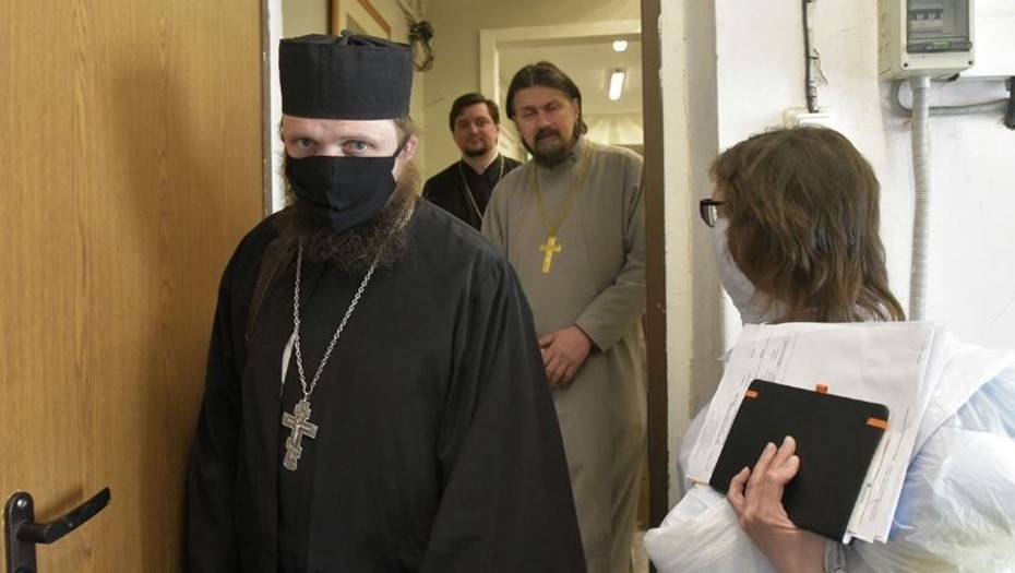 В больницы Петербурга направят спецотряд священников для окормления зараженных