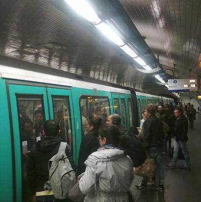 Французам разрешат использовать общественный транспорт только для поездок на работу