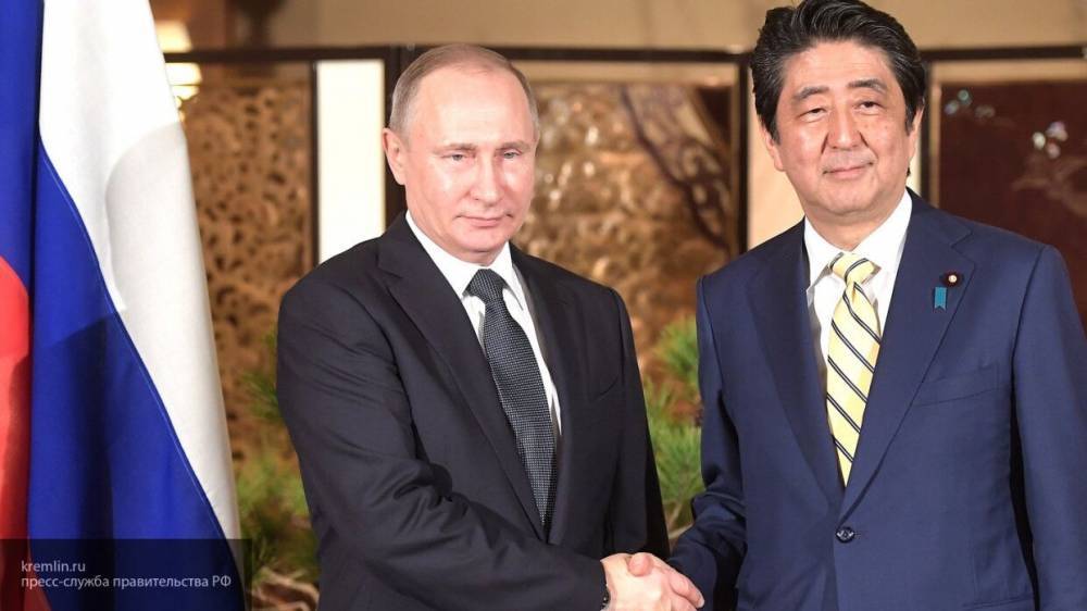 Путин по телефону обсудил с японским премьером ситуацию с распространением COVID-19