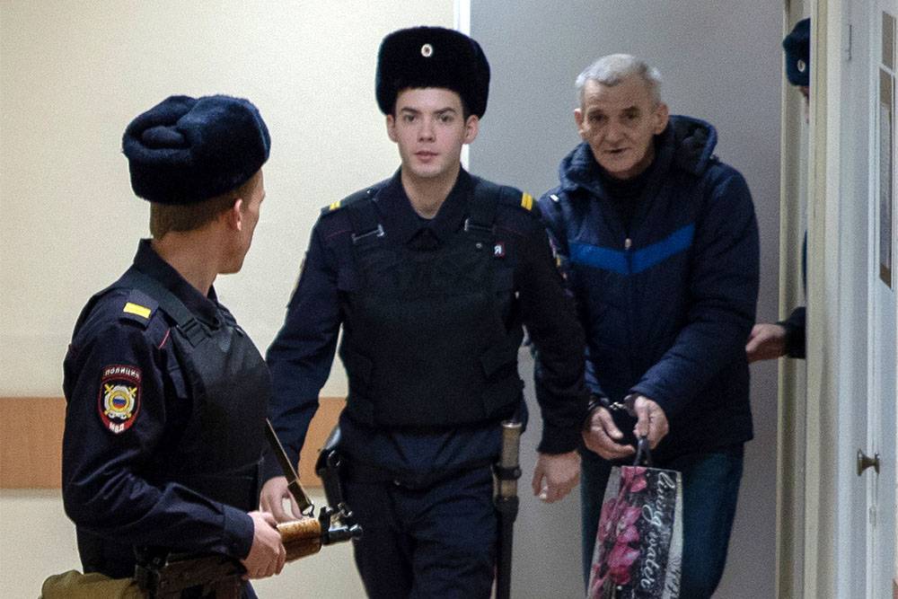 Суд в Карелии оставил историка Юрия Дмитриева под арестом