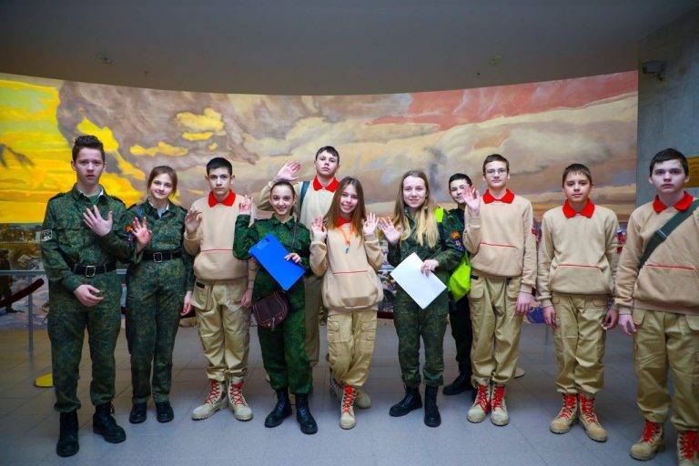 Онлайн-лектории, арт-выставки и лего-парад: какие мероприятия подготовили московским школьникам ко Дню Победы