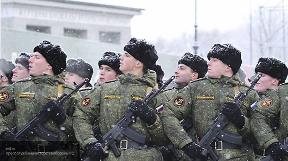 Литовкин объяснил, для чего российским военным запретили использовать на службе гаджеты