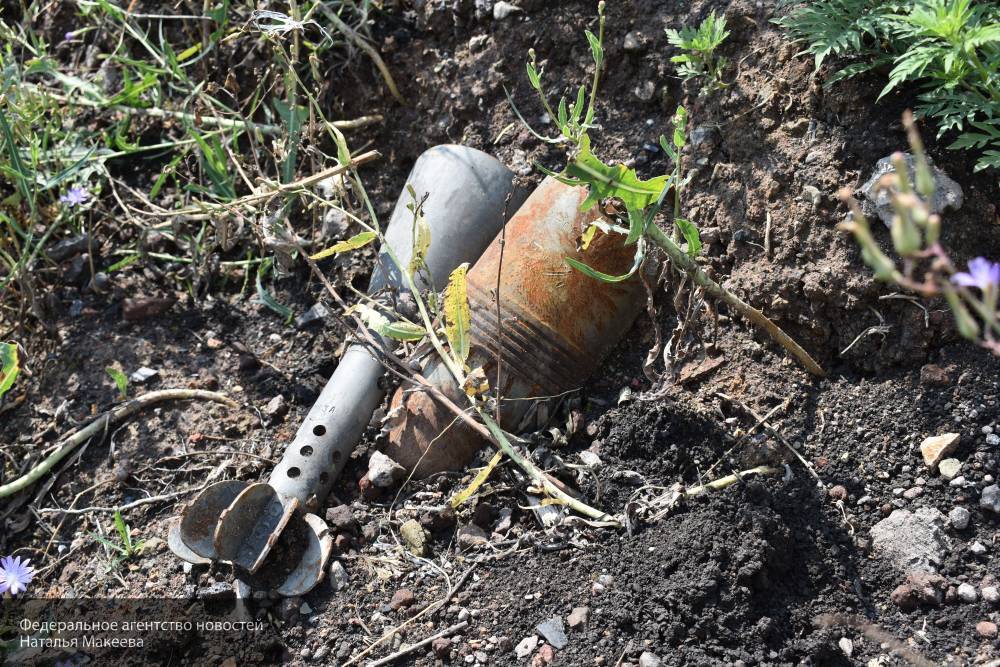 Украинские силовики обстреляли жителей ДНР, восстанавливающих памятник воинам ВОВ