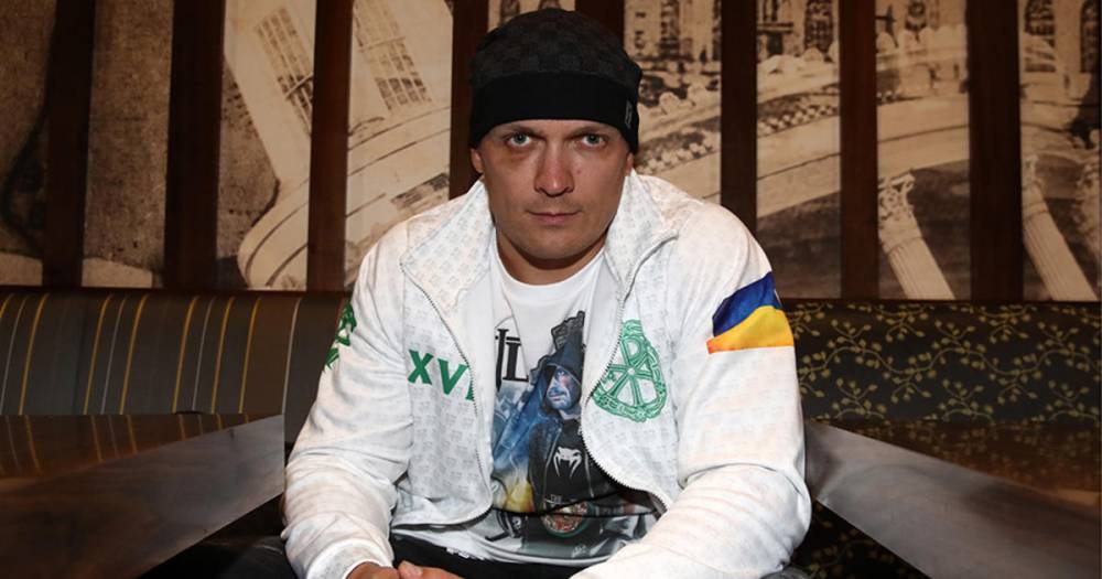 Украинского боксера Усика записали во враги Украины