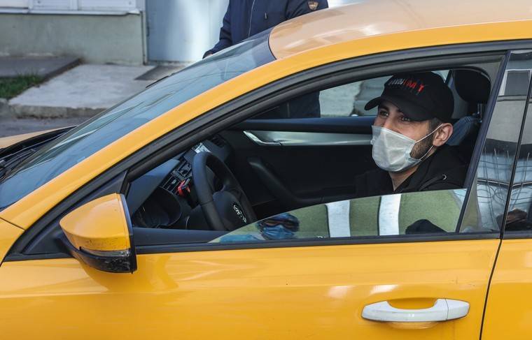 В Москве пассажиров и водителей такси обяжут надевать маски с 12 мая