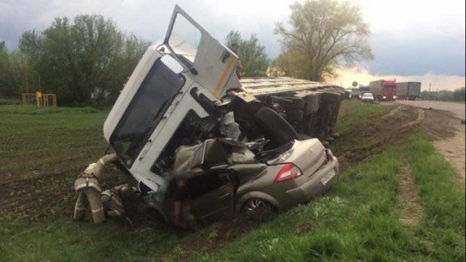 Мужчина погиб в ДТП с грузовиком в Воронежской области