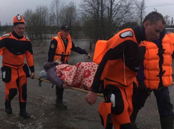 Спасатели начали эвакуацию жителей Летки