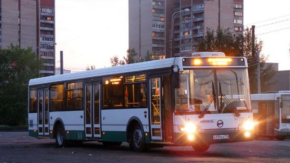 В Петербурге отменили ночные автобусы и поезд-челнок метро