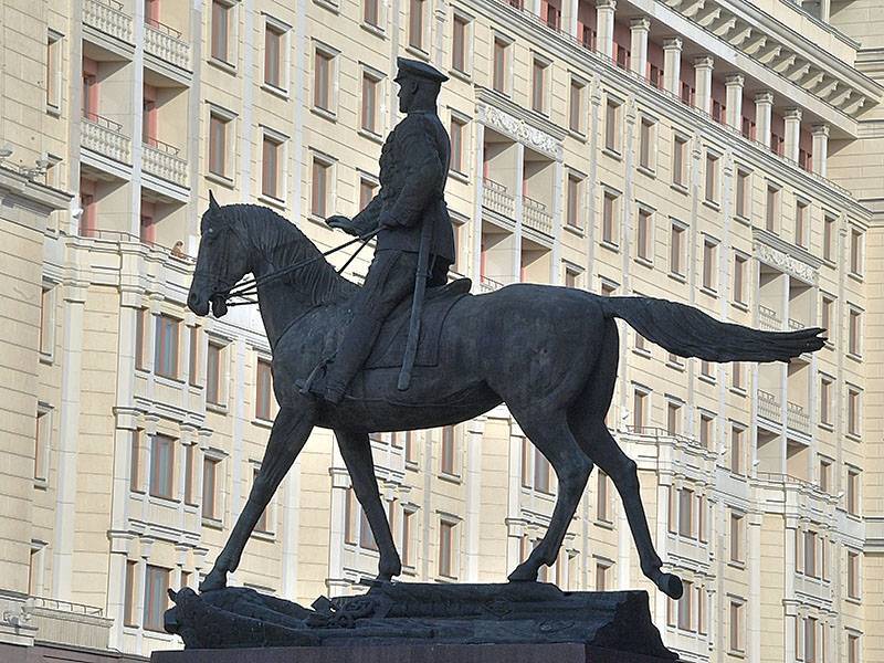 Беда с маршалом Победы: на памятнике Жукову после реставрации видны следы распила