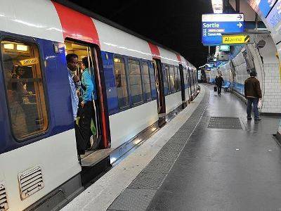 Французам разрешат использовать общественный транспорт только для поездок на работу