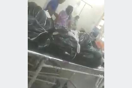 В Индии зараженных коронавирусом в больнице положили рядом с трупами