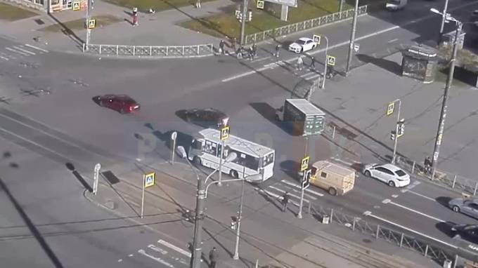 Видео: трамвай сбил пешехода во Фрунзенском районе Петербурга