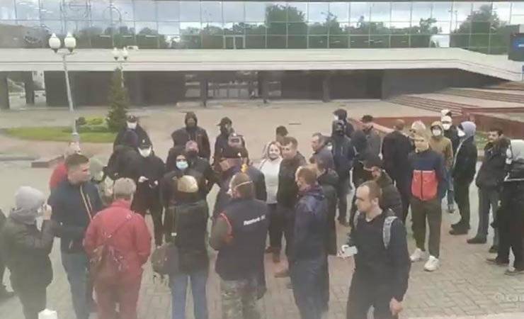В центре Гомеля ОМОН задержал десятки сторонников блогера Тихановского — видео
