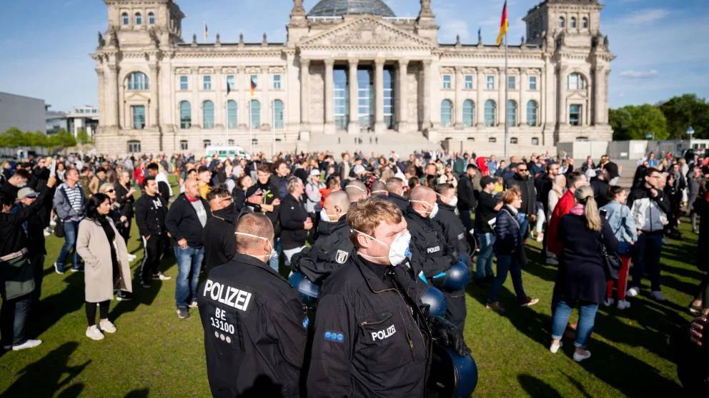 «Никакого карантина!»: в Берлине участники демонстрации напали на журналистов