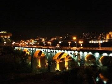 В Ереване двое мужчин угрожают броситься с моста «Победы»: Они требуют встречи с помощником премьера
