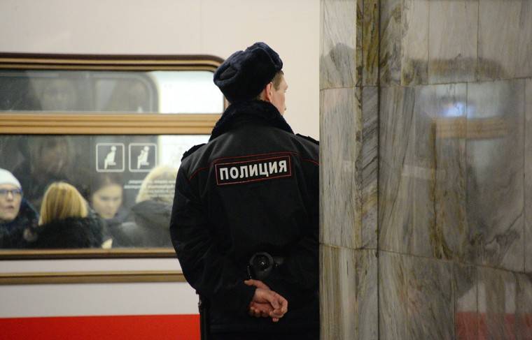 Мужчина с ножом попытался затащить девушку в туалет московского метро