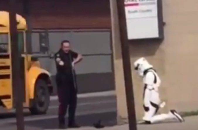 В Канаде арестовали девочку-подростка в костюме штурмовика из «Звездных войн» с игрушечным бластером