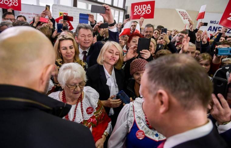 Избирком Польши предупредил об отмене выборов президента из-за COVID-19