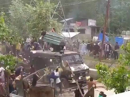 В Кашмире вспыхнули массовые беспорядки