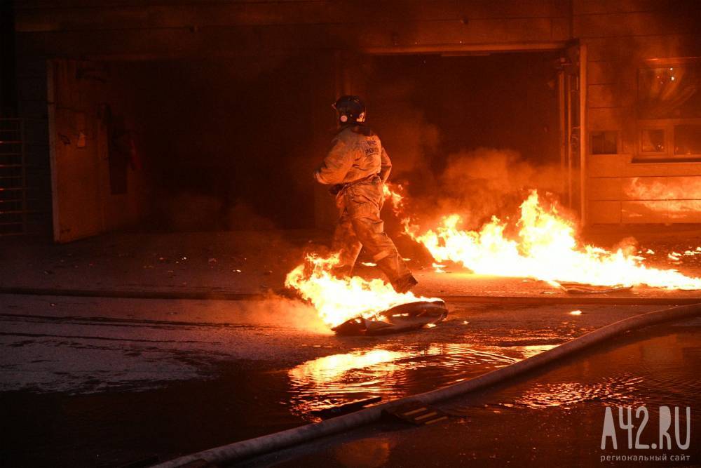 В Ленинск-Кузнецком округе сгорел гараж с двумя иномарками, квадроциклом и прицепом