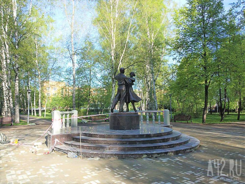 В Кемерове установили скульптуру «Школьный вальс» в Сквере Юности