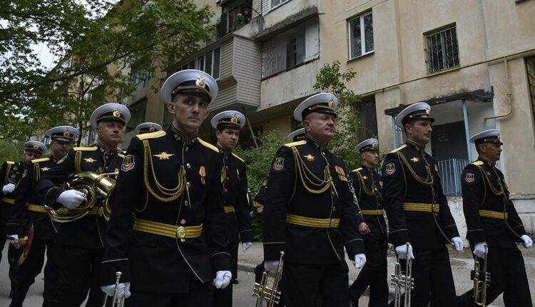 Военнослужащие Кантемировской дивизии ЗВО поздравили 93-летнего ветерана с Днем Победы