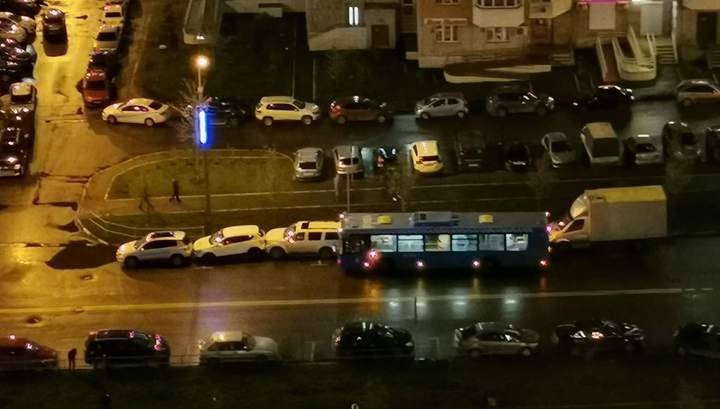 Сбежавший от водителя автобус протаранил семь машин на юго-западе Москвы